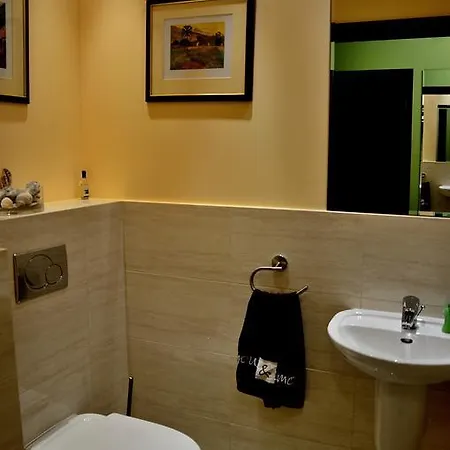 Victus Apartamenty, Okrzei